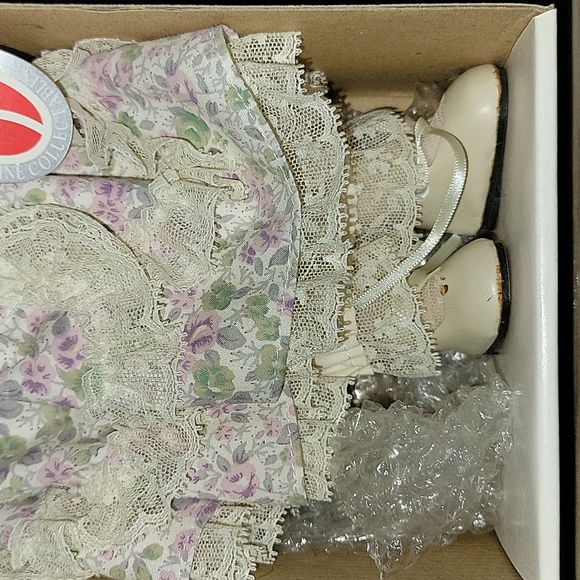 Collectible Vintage NWT Porcelain Doll - Picture 4 of 8